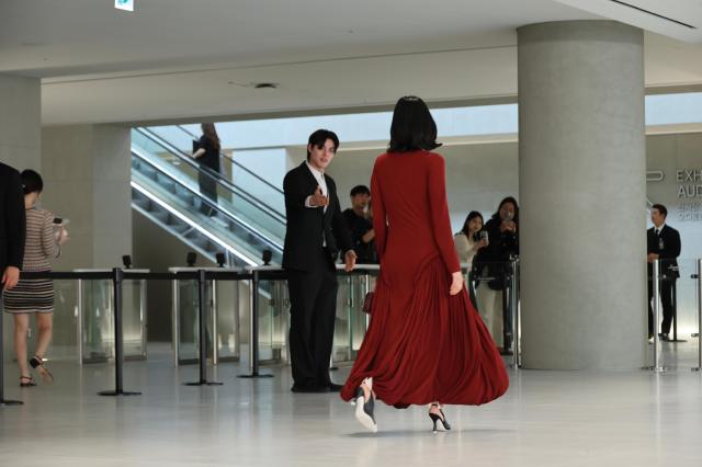 Kim Go-eun leaves after attending the photo wall event at the Chanel 2026 Métiers d’Art Collection Seoul show held at Pompidou Center Hanwha in Yeongdeungpo District Seoul on May 26 AJP Yoo Na-hyun