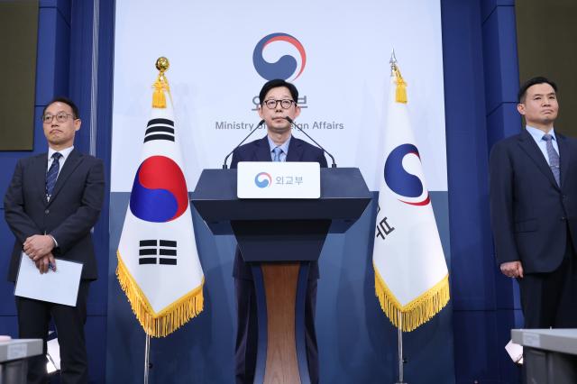 박윤주 외교부 1차관이 27일 오후 서울 종로구 정부서울청사 별관 외교부에서 호르무즈 해협에서 피격된 한국 선박 HMM 나무호 조사결과 브리핑을 하고 있다 사진연합뉴스