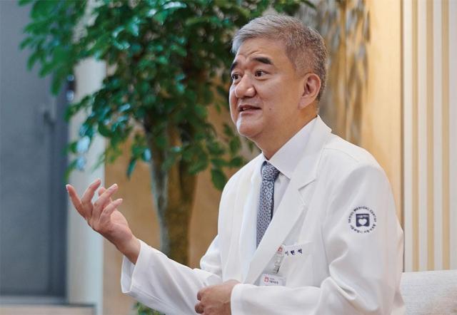 이현석 박사 현재 서울특별시 서울의료원 원장이며 서울시 병원회 부회장 대한공공의학회 이사장을 맡고 있다 고려대학교 의과대학을 졸업한 흉부외과 전문의로 우리나라 최초로 의료커뮤니케이션 박사학위를 취득하고 아시아 최초의 대한의료커뮤니케이션학회 설립을 주도했다 국내 최대 공공병원인 서울의료원을 이끌며 구성원의 화합과 미래 비전을 이끌어 내고 있으며 2025년 3월 서울시 병원회로부터 ‘SP 경영대상’을 수상했다 사진도서출판 좋은땅