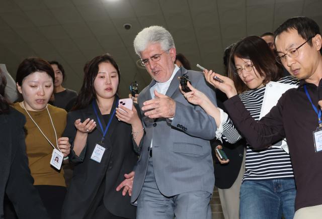 사이드 쿠제치 주한이란대사가 10일 정부서울청사 외교부에 HMM 나무호 호르무즈해협 피격 사건 관련해 초치된 뒤 청사를 떠나고 있다 사진연합뉴스 