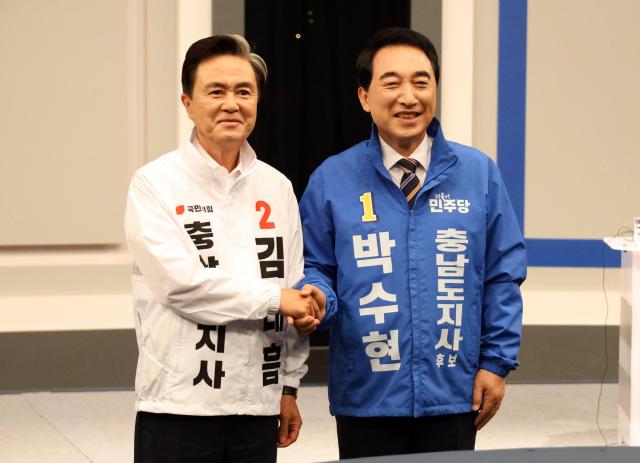 충남지사 선거에 출마한 더불어민주당 박수현 후보와 국민의힘 김태흠 후보가 지난 27일 오전 TJB 대전방송에서 열린 충남선거방송토론위원회 주관 충남지사 후보 토론회에 참석해 기념사진을 찍고 있다 사진연합뉴스