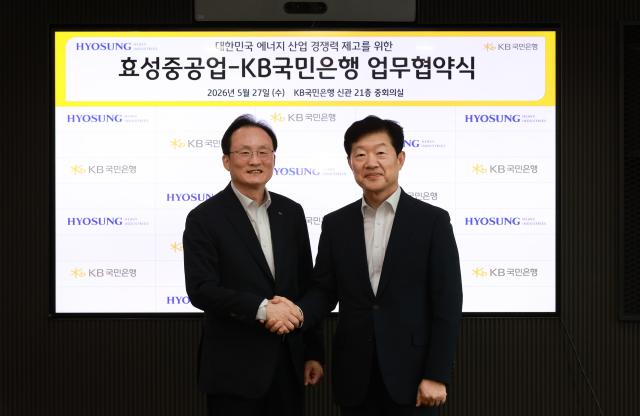 이환주 KB국민은행장왼쪽과 우태희 효성중공업 대표이사가 27일 서울 여의도 KB국민은행 신관에서 열린 협약식 이후 기념촬영을 하고 있다 사진KB국민은행
