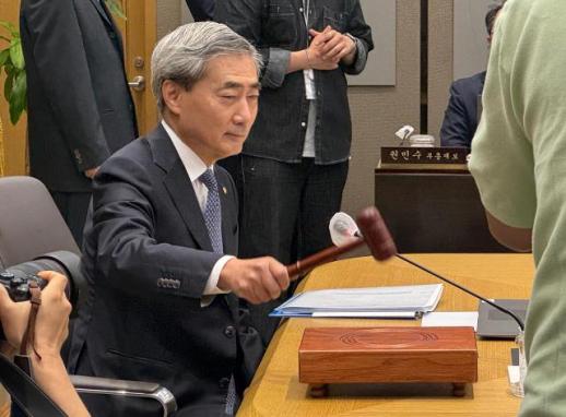 [금통위 스케치] 의사봉 두드린 신현송…첫 금통위 현장 가보니