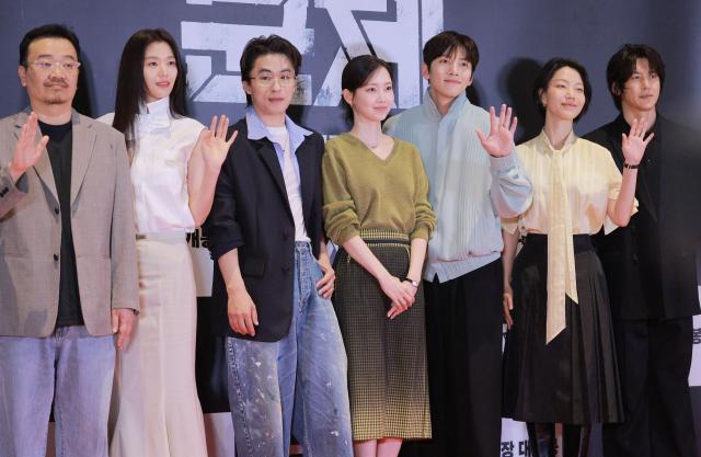 20일 오후 서울 송파구 롯데시네마 월드타워점에서 열린 영화 군체 VIP시사회에 감독과 출연 배우들이 참석해 포즈를 취하고 있다 사진 왼쪽부터 연상호 감독 전지현 구교환 신현빈 지창욱 김신록 고수 20260520사진유대길 기자 dbeorlf123ajunewscom