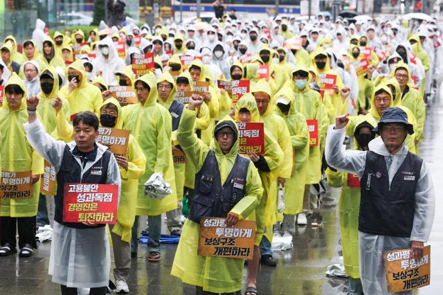 전국화학섬유식품산업노동조합 카카오지회카카오 노조 조합원들이 20일 경기도 성남시 판교역 광장에서 2026 임단협 승리 결의대회를 열고 구호를 외치고 있다사진연합뉴스