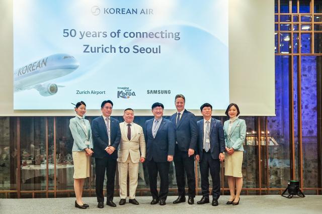  최정호 대한항공 영업 총괄 부사장가운데 이석우 대한항공 여객영업부 담당 상무오른쪽에서 두번째 신우식 주스위스 대한민국 대사 대리왼쪽에서 세번째 스테판 그로스Stefan Gross 취리히 공항 최고책임자오른쪽에서 세번째 등 주요 관계자들이 기념사진을 촬영하는 모습