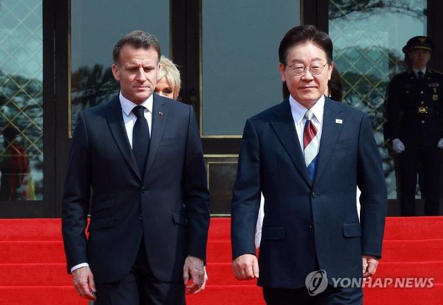 지난달 3일 국빈 방한한 에마뉘엘 마크롱 프랑스 대통령과 이재명 대통령이 청와대에서 공식 환영식장으로 향하고 있다 사진연합뉴스