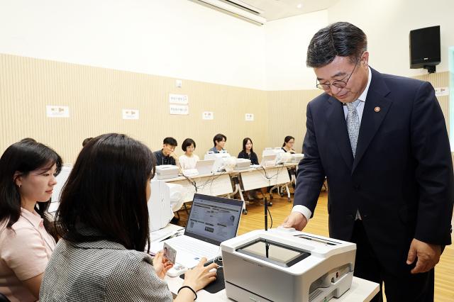 윤호중 행정안전부 장관이 28일 오후 서울 종로구 사직동 주민센터를 방문해 사전투표소 준비상황 점검 등 모의 투표를 시연해 보고 있다 사진행정안전부