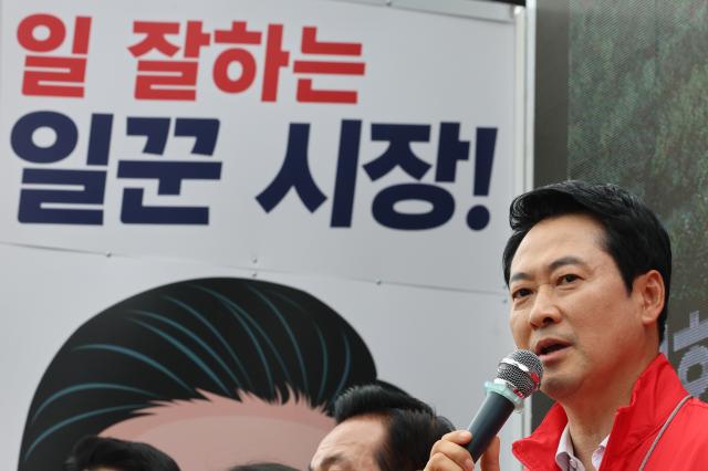 장동혁 국민의힘 대표가 28일 충남 논산시 논산화지중앙시장 앞에서 연설하고 있다 사진연합뉴스