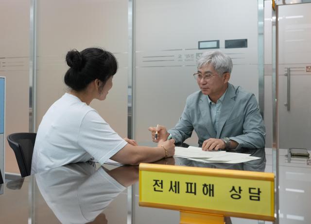 전라남도전세사기피해자지원센터는 예비 임차인의 안전한 임대차계약을 돕고 전세사기 피해를 예방하기 위해 28일부터 안전계약 컨설팅을 운영한다사진전남도