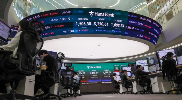 KOSPI went on a volatile ride after the Bank of Korea signaled clearest-yet warning of rates going higher on May 28 2026 The photo shows a dealing room at Hana Bank headquarters in Myungdong Seoul AJP Yoo Na-hyun