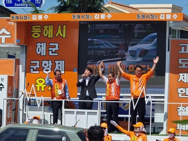 개혁신당 이준석 대표가 28일 동해시 북평5일장을 찾아 김홍수 동해시장 후보 지원 유세에 나서고 있다 사진이동원 기자
