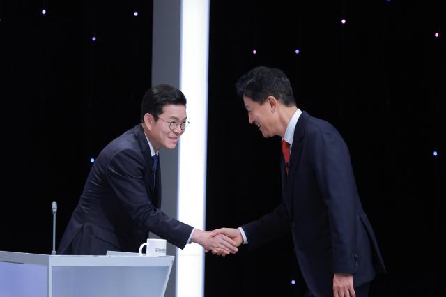 정원오 더불어민주당 서울시장 후보왼쪽와 오세훈 국민의힘 서울시장 후보가 28일 서울 마포구 SBS 프리즘타워에서 열린 서울시장 선거 후보자토론회에 앞서 악수하고 있다 사진유대길 기자 dbeorlf123ajunewscom