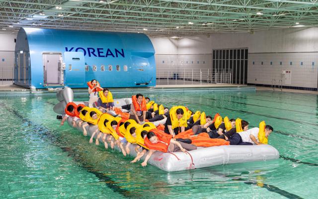 大韓航空の客室訓練センターで救命ボート搭乗訓練を行う様子