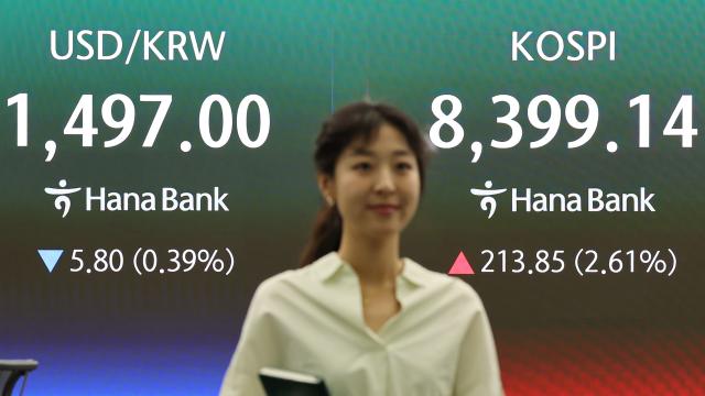 29일 서울 중구 하나은행 본점 딜링룸에서 직원들이 업무를 보고 있다 이날 코스피는 전장보다 19902포인트243 오른 838431로 원달러 환율은 73원 내린 14955원으로 시작했다 사진연합뉴스