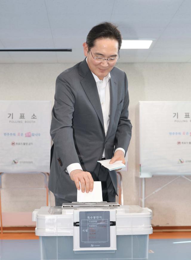 이재용 삼성전자 회장이 29일 서울 용산구 한남동 주민센터에 마련된 제9회 전국동시지방선거 사전투표소에서 투표하고 있다 사진연합뉴스