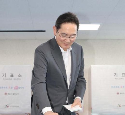 [포토] 사전투표 첫날 투표소 찾은 이재용 삼성전자 회장