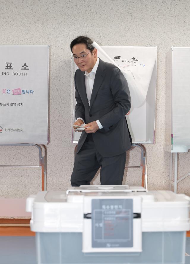이재용 삼성전자 회장이 29일 서울 용산구 한남동 주민센터에 마련된 제9회 전국동시지방선거 사전투표소에서 투표하고 있다 사진연합뉴스