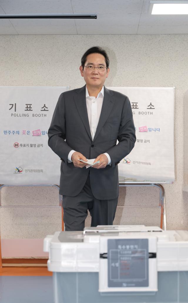 이재용 삼성전자 회장이 29일 서울 용산구 한남동 주민센터에 마련된 제9회 전국동시지방선거 사전투표소에서 투표하고 있다 사진연합뉴스