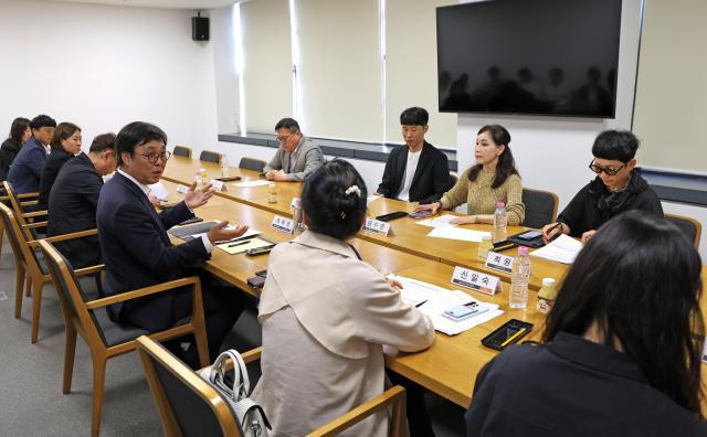 Culture Minister Choi Hwi-young discusses global expansion strategies for 'K-Webtoon' at the 3rd meeting of the Cultural Arts Policy Advisory Committee's Webtoon Subcommittee on May 28 in Seoul.