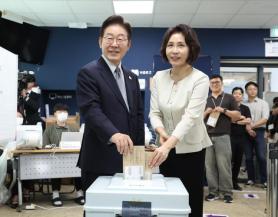 President Lee Casts Early Vote Ahead of Local Elections