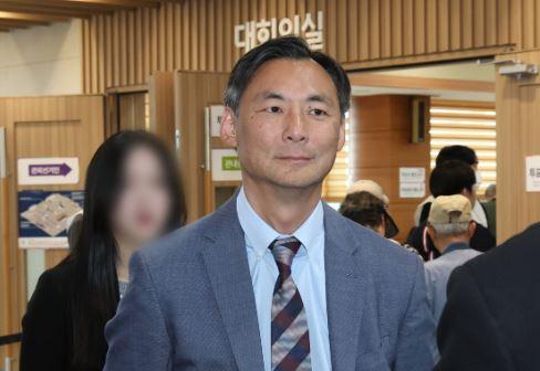 조작 선거 주장  모스 탄, 사전투표 현장 방문