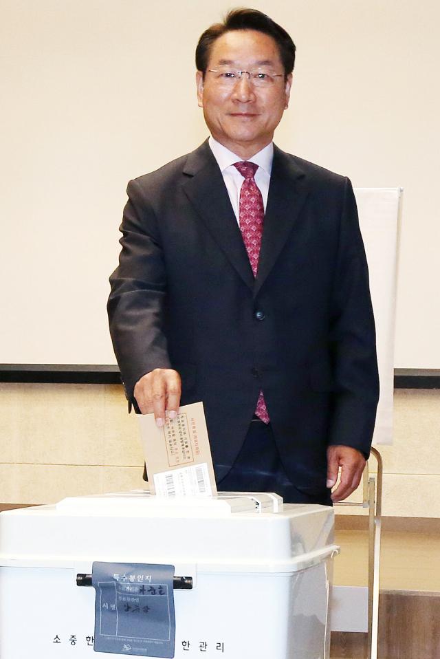 29일 유정복 인천시장 후보가 미추홀구 주안1동 사전투표소에서 투표를 마친 뒤 투표용지를 투표함에 넣고 있다 사진유정복 캠프