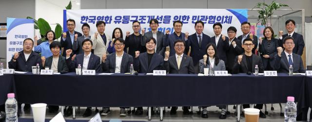 최휘영 문화체육관광부 장관이 29일 서울 중구 영화진흥위원회 기획개발지원센터 ‘씬원’에서 열린 한국영화 유통구조 개선을 위한 민관협의체 제1차 회의에서 기념촬영을 하고 있다 사진문체부
