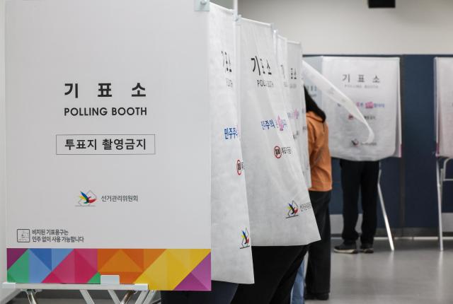 Voters cast their ballots at an early voting station set up at Sogong-dong Community Service Center in central Seoul on May 29 2026 the first day of early voting for South Koreas 9th Nationwide Local Elections AJP Yoo Na-hyun




