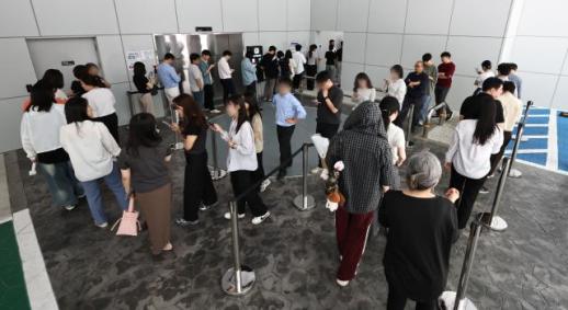 사전투표 첫날, 여야 지도부 총력전