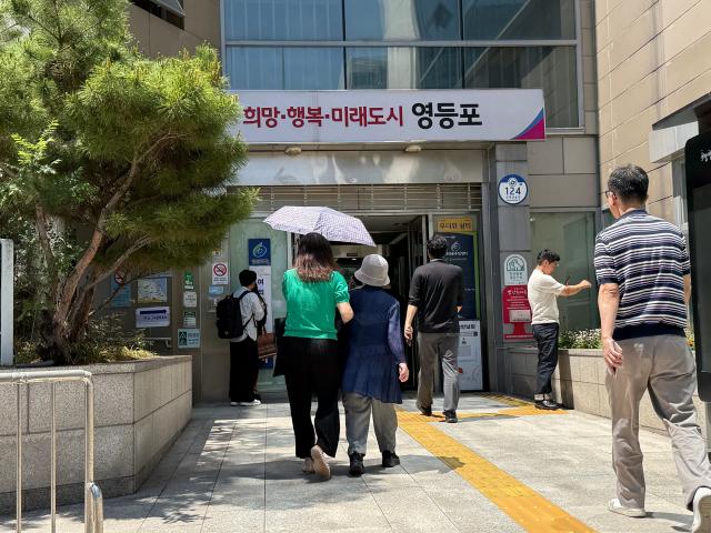 6·3 지방선거 사전 투표 첫날인 29일 한 노인이 부축을 받으며 사전 투표소인 서울 영등포구 여의동주민센터로 향하고 있다사진송승현 기자