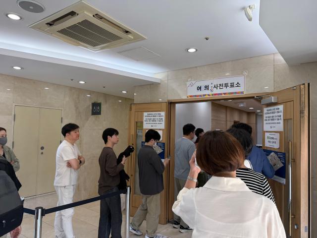 6·3 지방선거 사전 투표 첫날인 29일 시민들이 서울 영등포구 여의동주민센터에 마련된 사전 투표소에서 투표 순서를 기다리고 있다사진송승현 기자