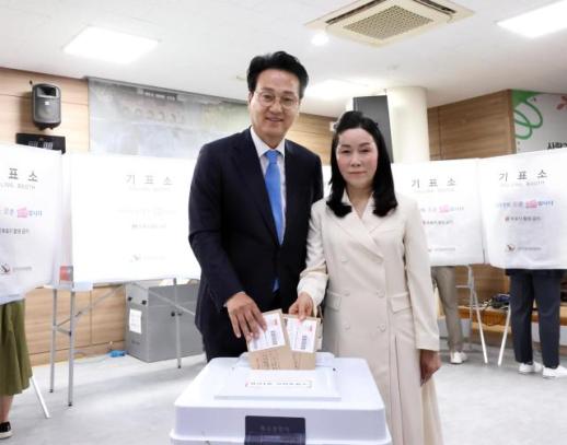 [6·3 지방선거]  안민석 경기도교육감 후보, 사전투표 첫날 한 표…"등교가 설레는 학교 만들겠다"
