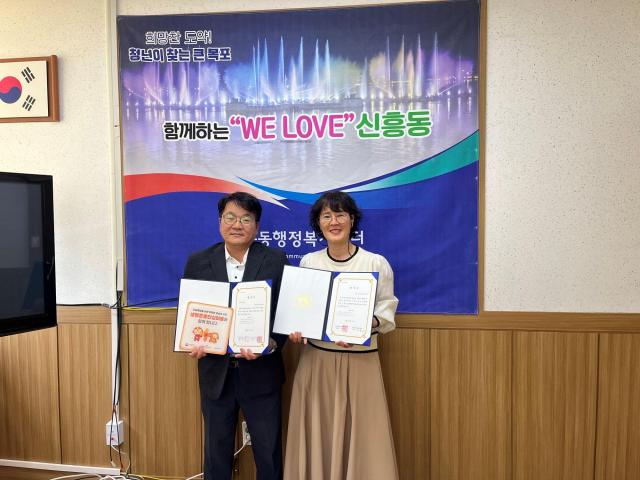 목포시는 지역사회 중심의 자살예방 환경 조성을 위해 ‘생명존중 안심마을’ 사업을 확대 추진하고 용당2동·연산동·용해동·신흥동·부주동 등 5개 동 참여기관과 함께 찾아가는 업무협약을 체결했다사진목포시
