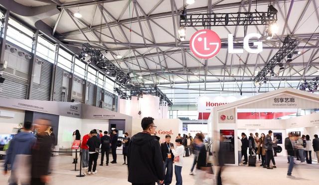 AWE 2025서 LG AI 홈을 체험하는 관람객 모습 사진연합뉴스
