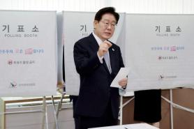 President Lee Casts Early Vote in Incheon for Local Elections