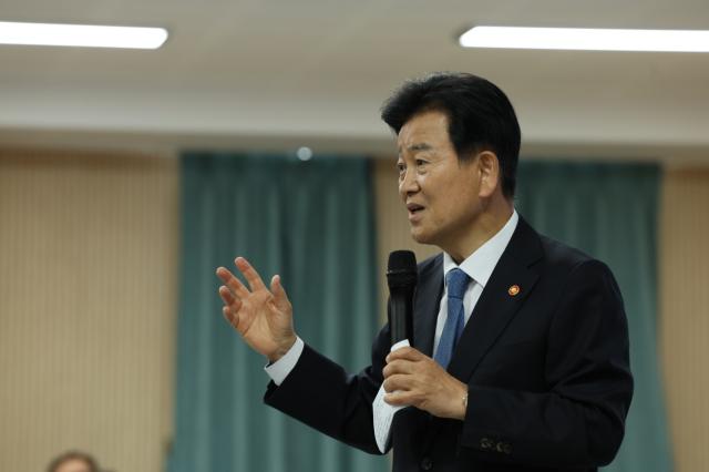 정동영 통일부 장관이 29일 제14회 평화통일교육주간을 맞아 모교인 전주고등학교에서 특강을 하고 있다 사진연합뉴스