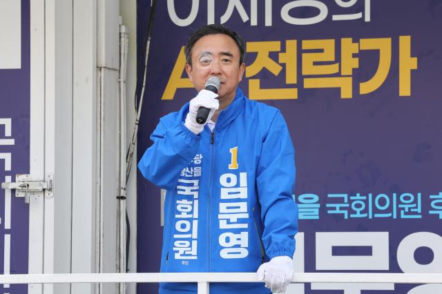 Democratic Party candidate Im Moon-young running in the Gwangsan-eul constituency by-election in Gwangju campaigns during the morning commute at an intersection in Singa-dong Gwangsan-gu Gwangju on May 22 2026 Yonhap