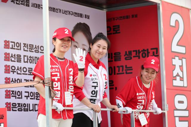 A People Power Party district council candidate campaigns in front of Sinchon Station Seodaemun-gu Seoul on May 28 2026 AJP Yoo Na-hyun