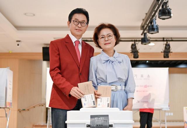 이철우 국민의힘 경북도지사 후보가 29일 오전 부인 김재덕 여사와 함께 사전투표소를 찾아 투표를 마쳤다 사진이철우 후보 선거사무소