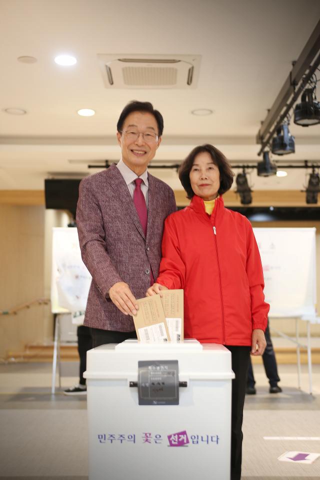 임종식 경북도교육감 후보 사전투표 장면 사진임종식 후보 선거사무소