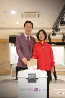[6·3 지방선거] 경북교육감 후보들, 사전투표 참여…"경북교육 미래 선택해 달라" 지지 호소