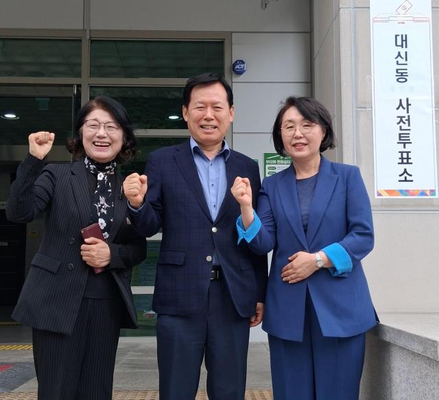 김상동 경북도교육감 후보 사전투표 장면 사진김상동 후보 선거사무소