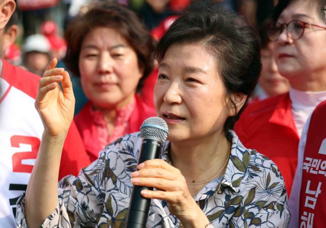 박근혜 전 대통령이 29일 경남 남해군 남해충렬사 일대에서 국민의힘 후보 지지를 호소하고 있다 사진연합뉴스