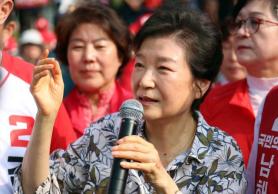 Former Presidents Park Geun-hye and Moon Jae-in Take Divergent Paths Ahead of Local Elections