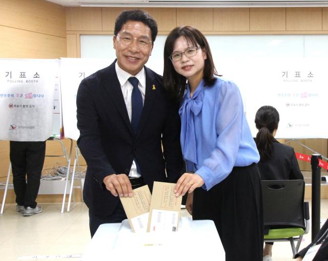 이용기 경북도교육감 후보 사전투표 장면 사진이용기 후보 선거사무소