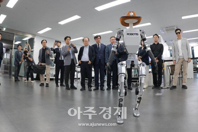 [포토] 시선 사로잡는 이족보행 로봇 AI 사피엔스