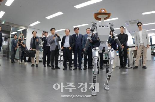 [포토] 시선 사로잡는 이족보행 로봇 AI 사피엔스