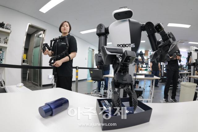 [포토] 동작 학습받는 AI 워커
