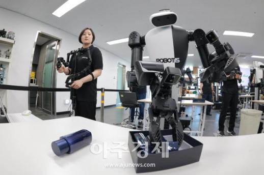 [포토] 동작 학습받는 AI 워커
